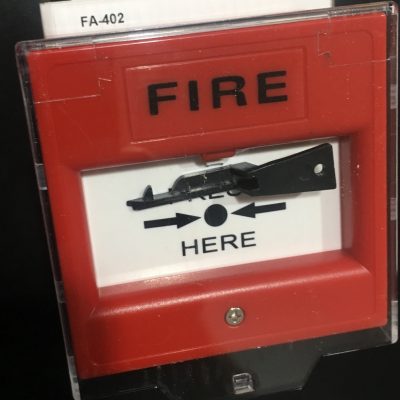 AVISADOR MANUAL DE INCENDIO C/ BASE Y TAPA COLOR ROJO COFEM